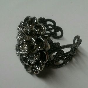 Adjustable size ring ( preferably under size 8)